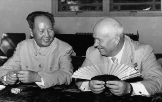 毛泽东（左）与赫鲁晓夫（右）