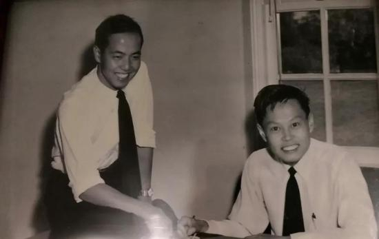 　　李政道（左）和杨振宁（右）合影。两人于1956年共同提出宇称不守恒理论，并因此共同获得1957年诺贝尔物理学奖。图片来源：美国物理学会赠与果壳的照片