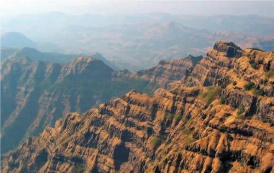 图3 &nbsp;德干高原火山喷发堆积的玄武岩（资料来源： Archibald et al。（2010）《Science》）