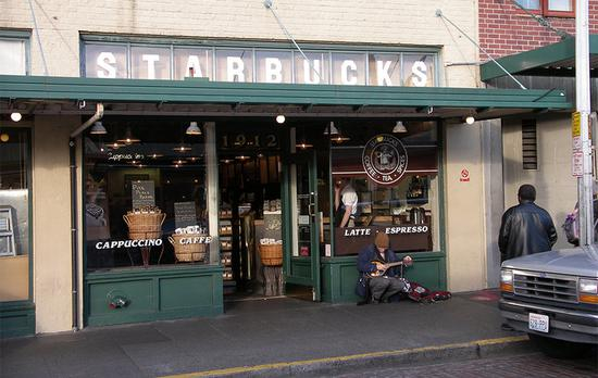 ▲ 还保持原样的星巴克老店。 图片来自：维基百科