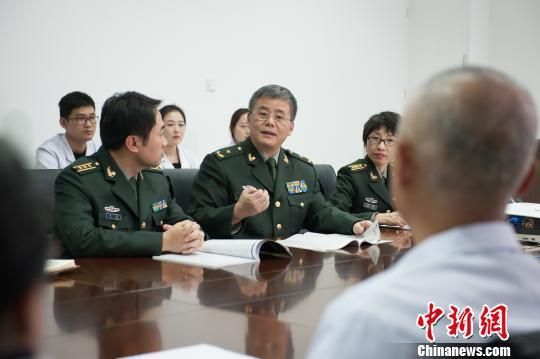张学敏院士组织科研团队交流最新科研进展。 阚少龙 摄