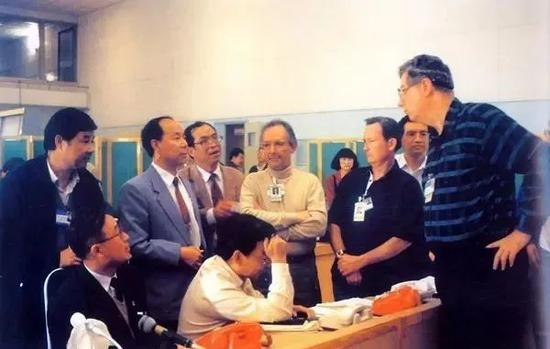 中外航天专家在一起研究技术问题