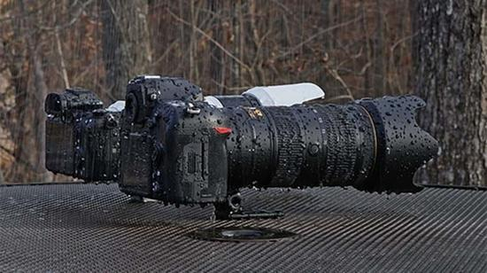 为了确保没有水浸相机，测试时相机底部均位于较高位置