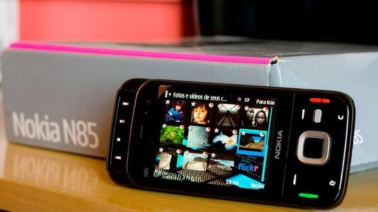 诺基亚N85的AMOLED屏幕黑色深邃，显示效果惊艳