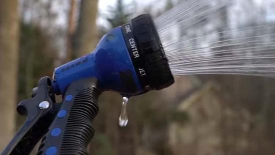 工作人员利用花洒喷水，模拟暴雨情况