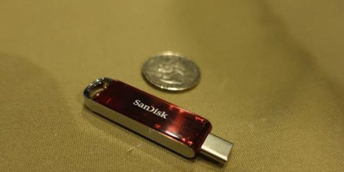 不和对手拼最大容量 闪迪U盘体积全球最小_手机新浪网