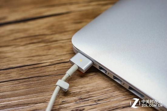 老款MacBook&nbsp;Pro的MagSafe接口可以很方便的观察到充电状态