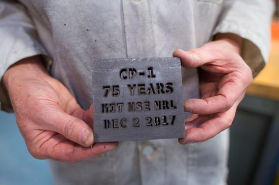图丨核科学与工程系及核反应堆实验室共同庆祝CP-1实现人类首次链式核反应75周年。与MIT石墨指数堆相同的反应堆级石墨被制成纪念品。