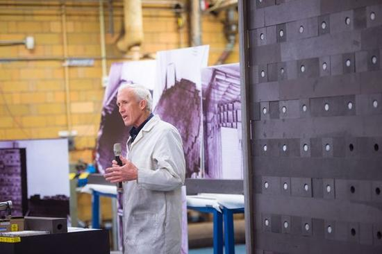 图|&nbsp;站在石墨指数堆前的科尔德·斯密斯和迈卡·盖尔。石墨堆将作为学生的教学与研究工具