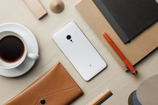 　　▲ 罗永浩反思，锤子曾一度高估了领先的工业设计水平在成就事业过程中的作用。（图片来自搞STUDIO）