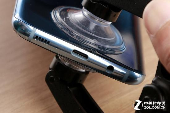 如果不那么牢固的胶水可以考虑直接用吸盘