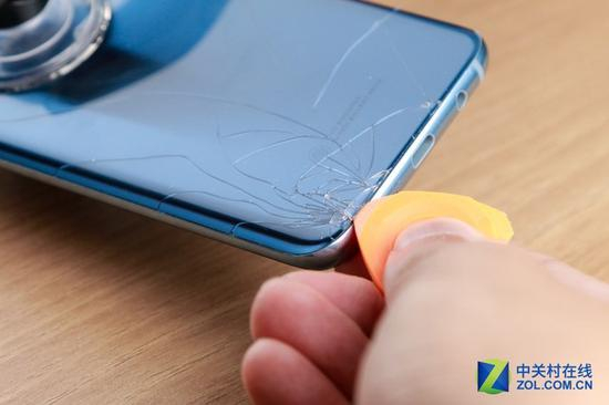 玻璃后盖是最需要小心认真拆解的易碎品