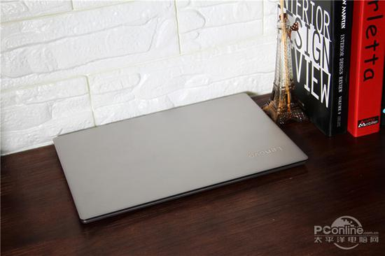在厚度方面，经过游标卡尺的测量，我发现这款笔记本的厚度竟然只有14.12mm。
