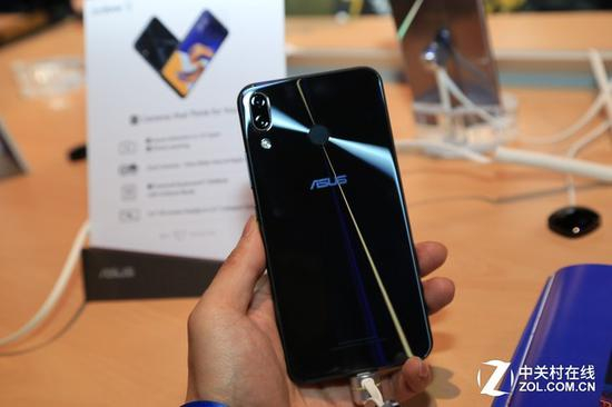华硕ZenFone&nbsp;5Z采用了后置双摄，镜头排布方式与苹果iPhone&nbsp;X相同