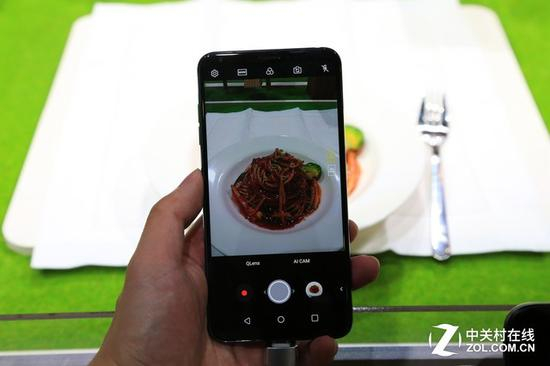 用户可以直接在拍摄界面切换AI&nbsp;Cam和QLens