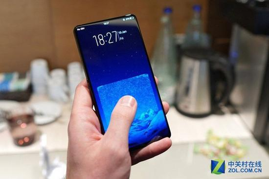 vivo&nbsp;APEX的屏幕下半部分可用于指纹解锁