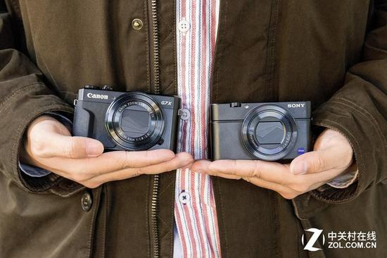 体积上，这两款机型大小相近，单手握持都不是问题