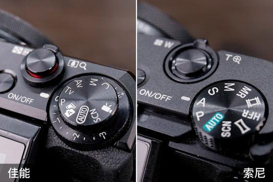 佳能G7&nbsp;X&nbsp;Mark&nbsp;II（左）提供了独立的曝光补偿转盘，可以直接调整曝光