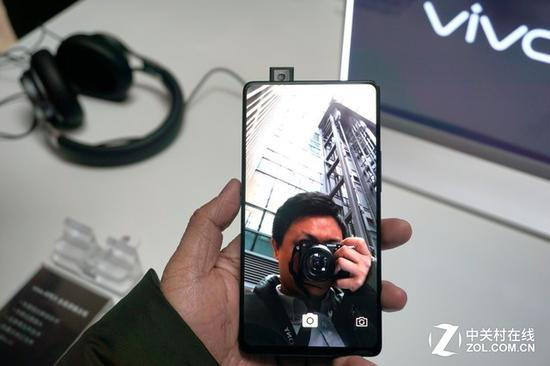 vivo&nbsp;APEX采用升降式的前置摄像头