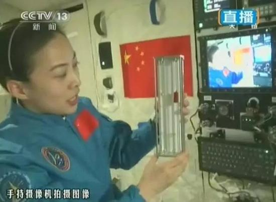 　　持续51分钟直播状态的太空授课，要知道天宫一号接近90分钟就围绕地球一周，当它相对于我们“躲在”地球背后时，实现实时通信的技术可不简单
