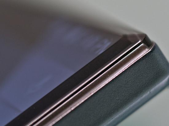 依靠3D折射“欺骗”视觉，进一步“收窄”了边框