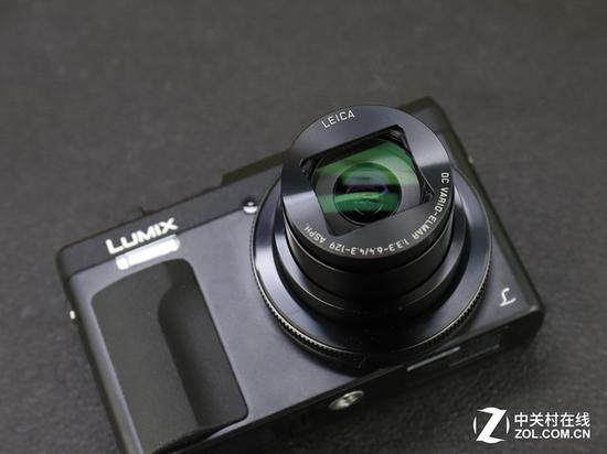 松下ZS70搭载一枚等效焦距24-720mm的镜头，最大光圈f/3.3-6.4