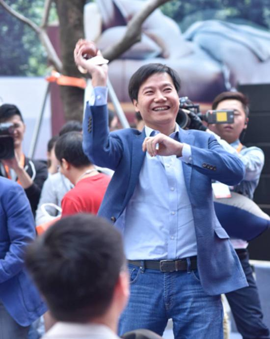 雷军在台上演讲，台下是欢呼声不断的米粉 &nbsp;摄影：史小兵