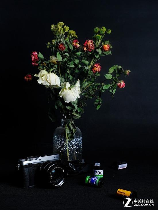 富士X-E3体积小巧，而且操控简单