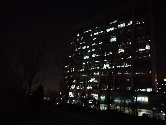 晚8点，顶部LOGO已经停灯的乐视大厦