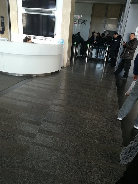 被保安重重把守的大厦入口