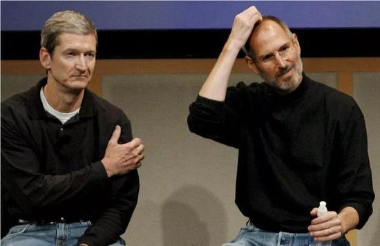 库克与乔布斯一同出席苹果公司活动