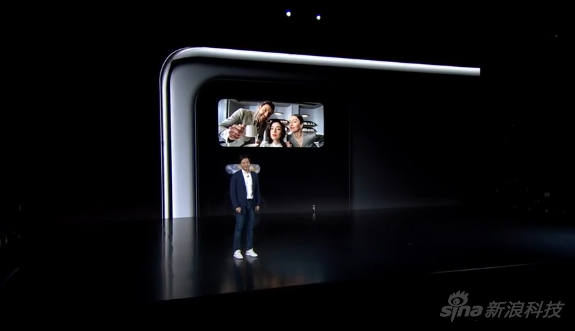 手机后面这块小屏是一个争议点