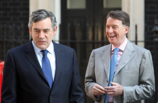 戈登·布朗（左）和彼得·曼德尔森于2009年合影。