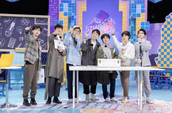 　　《名侦探学院》第三季剧照 　　（从左至右依次为：郭文韬、曹恩齐、唐九洲、齐思钧、叶逊敏、邵明明、蒲熠星） 　　图片来源：新浪微博@名侦探学院·密逃大神版