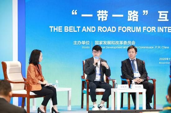 正在发言的美图CEO吴欣鸿