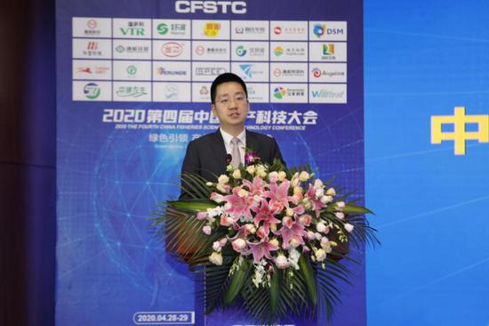 通威股份董事长谢毅代表通威发布《中国水产行业绿色健康发展倡议书》