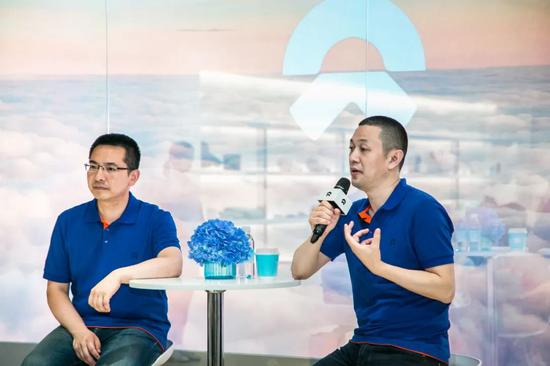 李斌（右）和蔚来联合创始人、总裁秦力洪（左）接受媒体采访。来源：被访者