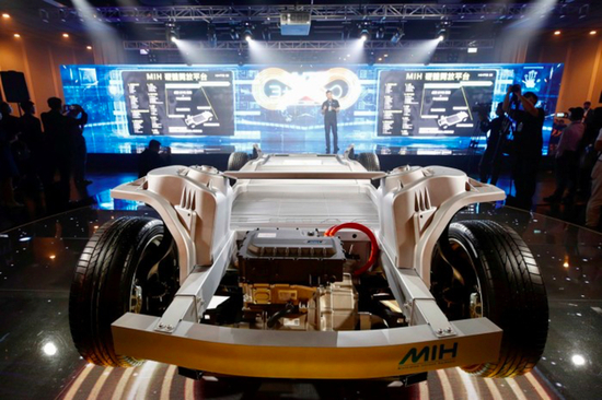 富士康由钢铁和橡胶制成的汽车底盘原型