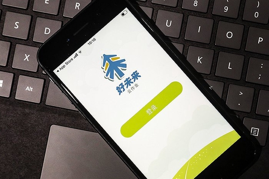 2021年7月27日，上海，智能手机上的好未来云作业App。（图片来源：视觉中国）