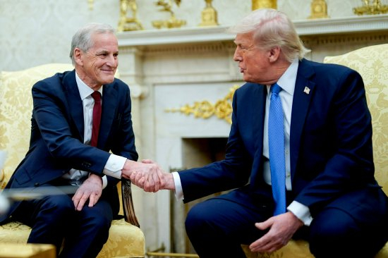 挪威首相Jonas Gahr Store（左）和美国总统特朗普在白宫握手&nbsp;