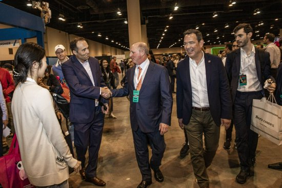 格雷格·阿贝尔（中）在2023年股东大会上向与会者致意