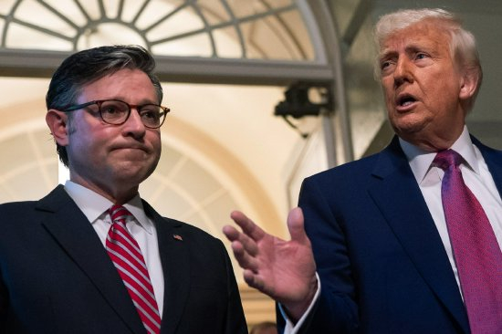 特朗普和众议院议长约翰逊周二抵达美国国会大厦参加众议院共和党核心党团会议。