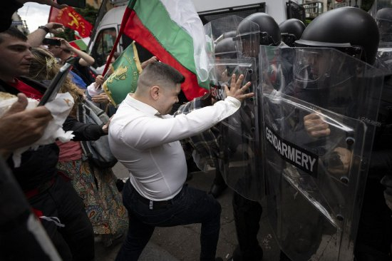 5月31日，在反对保加利亚加入欧元区的示威活动中，抗议者在欧盟委员会驻索非亚代表处大楼外与防暴警察对峙