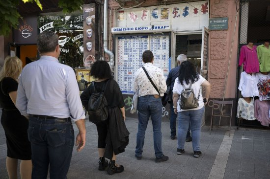 人们在索非亚的一家货币兑换处排队等候