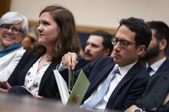 前联邦贸易委员会委员阿尔瓦罗・贝多亚（右）和丽贝卡・斯劳特。