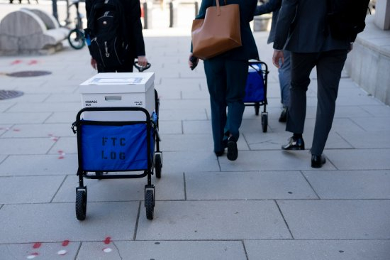 4 月，在华盛顿举行的 Meta 审判期间，联邦贸易委员会的文件箱被放在联邦法院外。