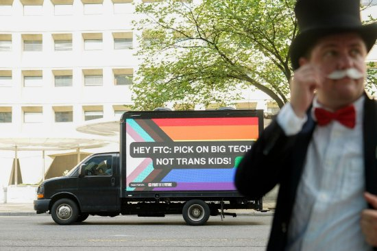 7 月 9 日，华盛顿出现一块抗议联邦贸易委员会举办 “探讨提供性别确认医疗服务的医生所存在的不公平或欺骗性做法” 研讨会的广告牌。