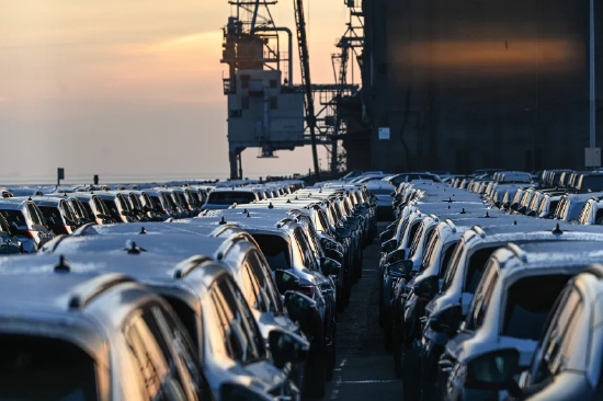 2026 年 1 月，德国埃姆登港码头的待装汽车。