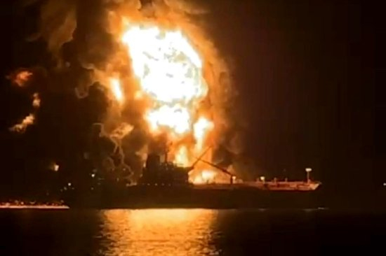 一艘油轮在伊拉克水域遭袭后起火燃烧。