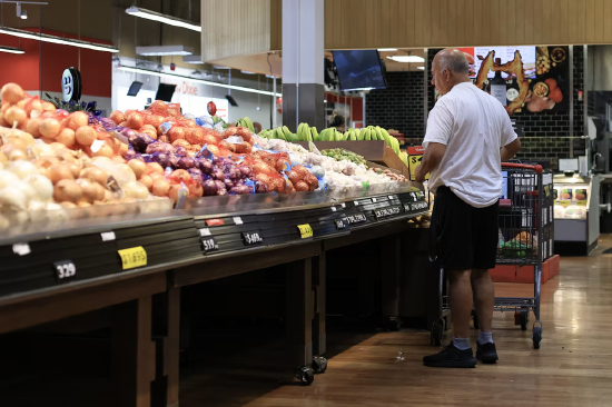 3 月 11 日，一位消费者在迈阿密一家杂货店购物。易腐食品价格可能是首批上涨的消费品之一。